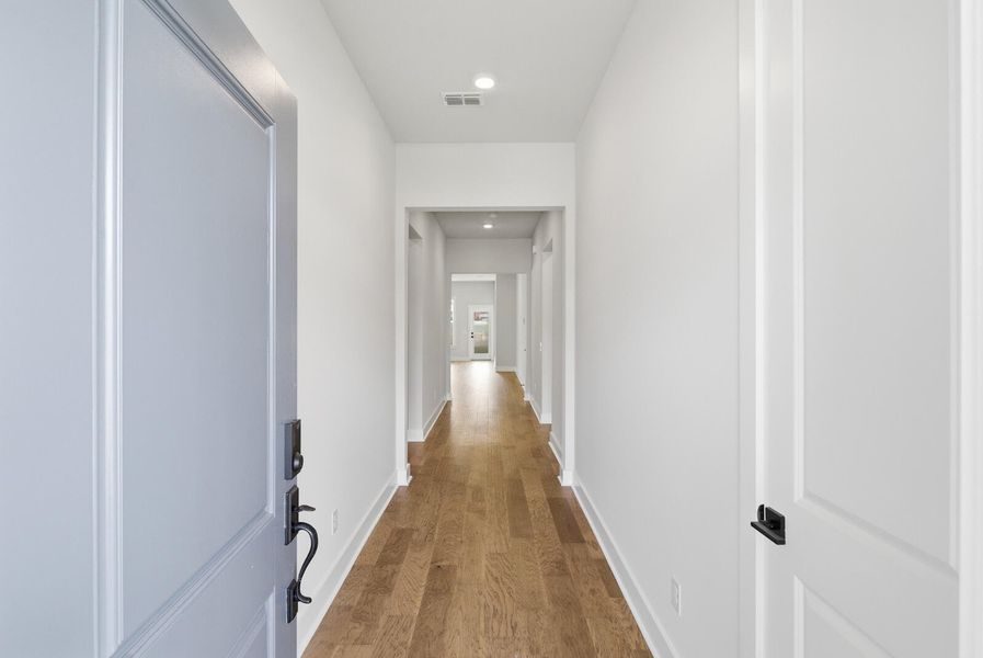 Spacious, unfurnished interior of a new home in The Oaks, Goose Creek (Image 11).