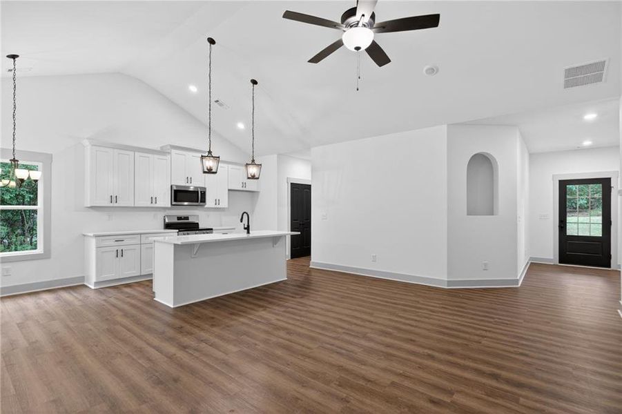 Spacious, unfurnished interior of a new home in , Silver Creek (Image 22).