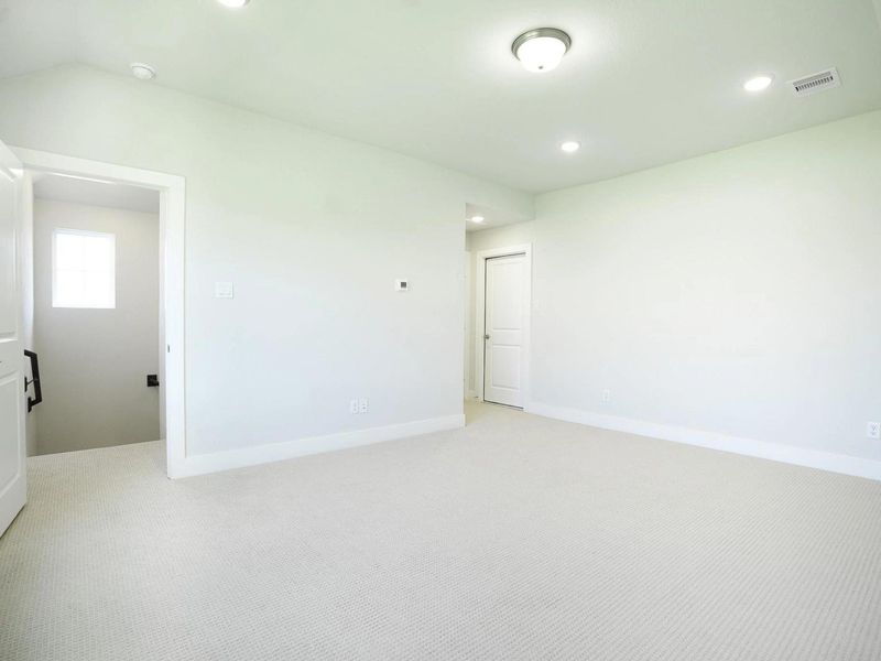 Spacious, unfurnished interior of a new home in Lago Mar, Texas City (Image 15).