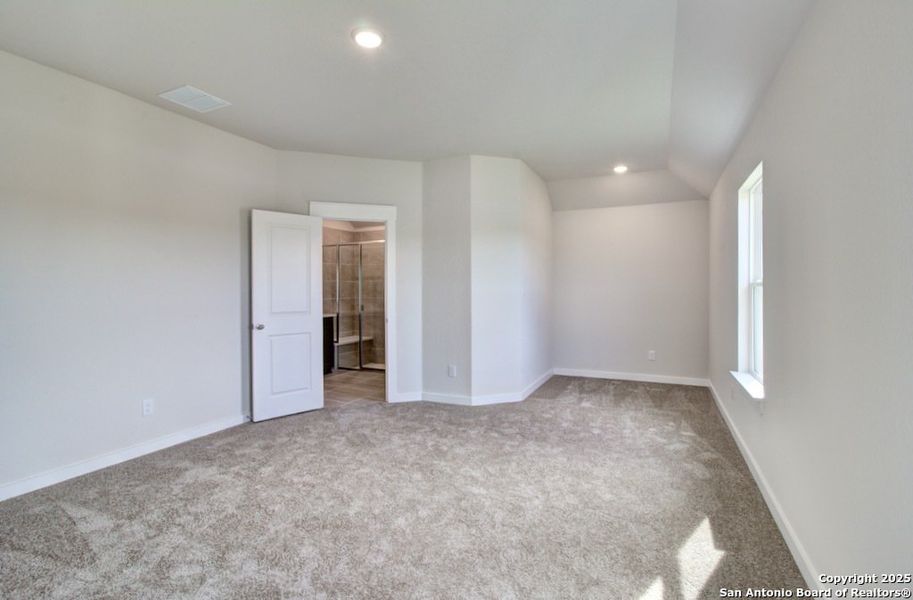 Spacious, unfurnished interior of a new home in Cloud Country, New Braunfels (Image 11).