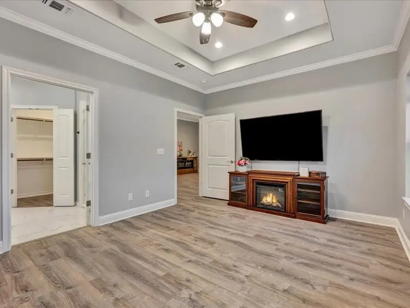Spacious, unfurnished interior of a new home in , Lufkin (Image 24).