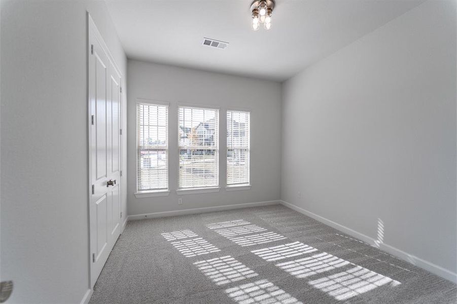 Spacious, unfurnished interior of a new home in Heath Golf & Yacht Club, Heath (Image 28).