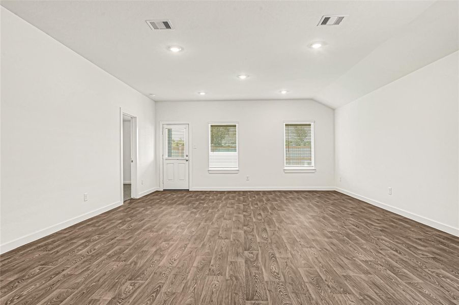 Spacious, unfurnished interior of a new home in Holly Ridge, Rosenberg (Image 30).