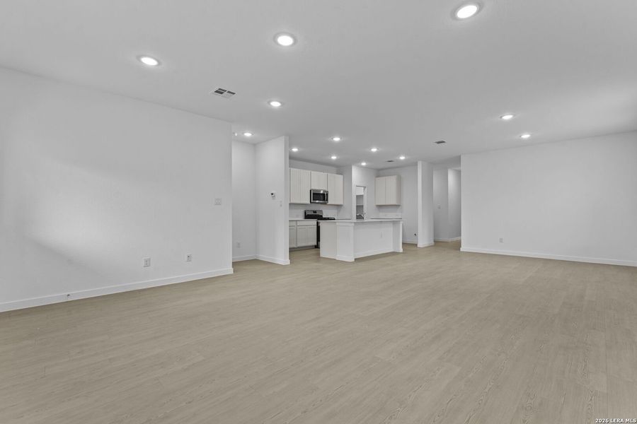 Spacious, unfurnished interior of a new home in Sky Ranch, New Braunfels (Image 22).