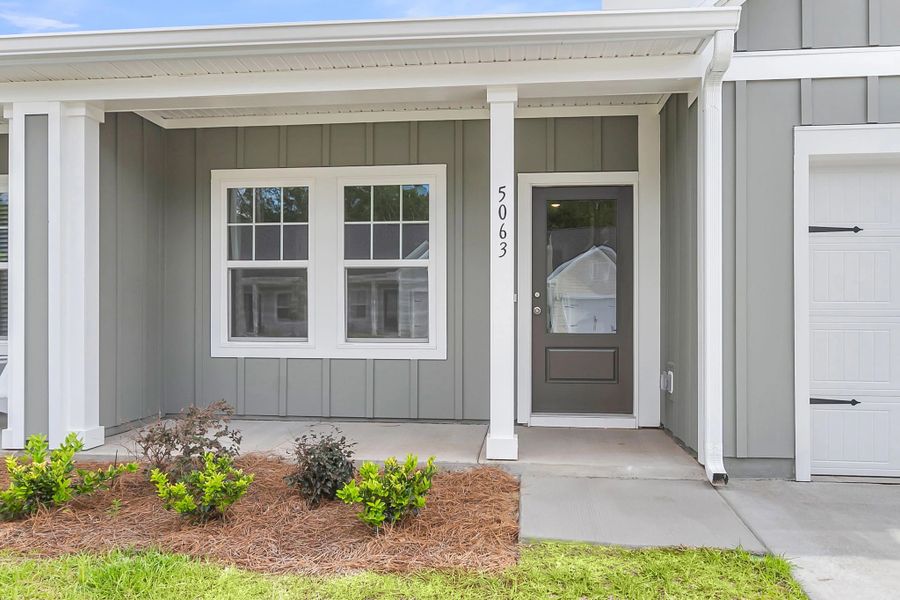 Exterior details and patio area of a home in Tea Farm, Ravenel (Image 3).