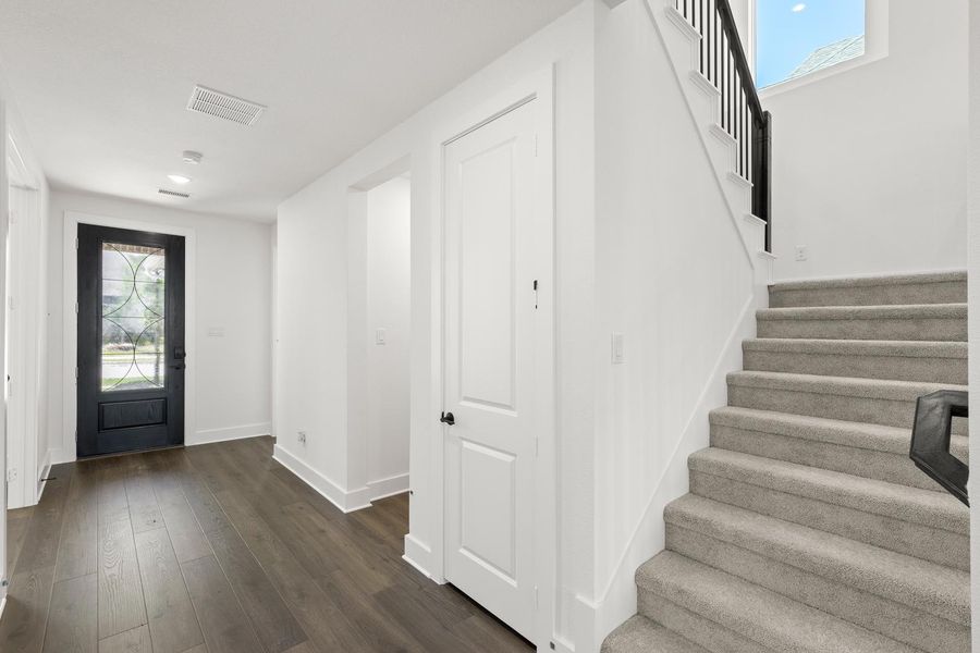 Spacious, unfurnished interior of a new home in Somerset Park, Rockwall (Image 16).