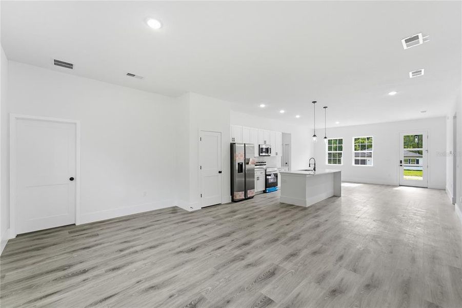 Spacious, unfurnished interior of a new home in , Dunnellon (Image 22).