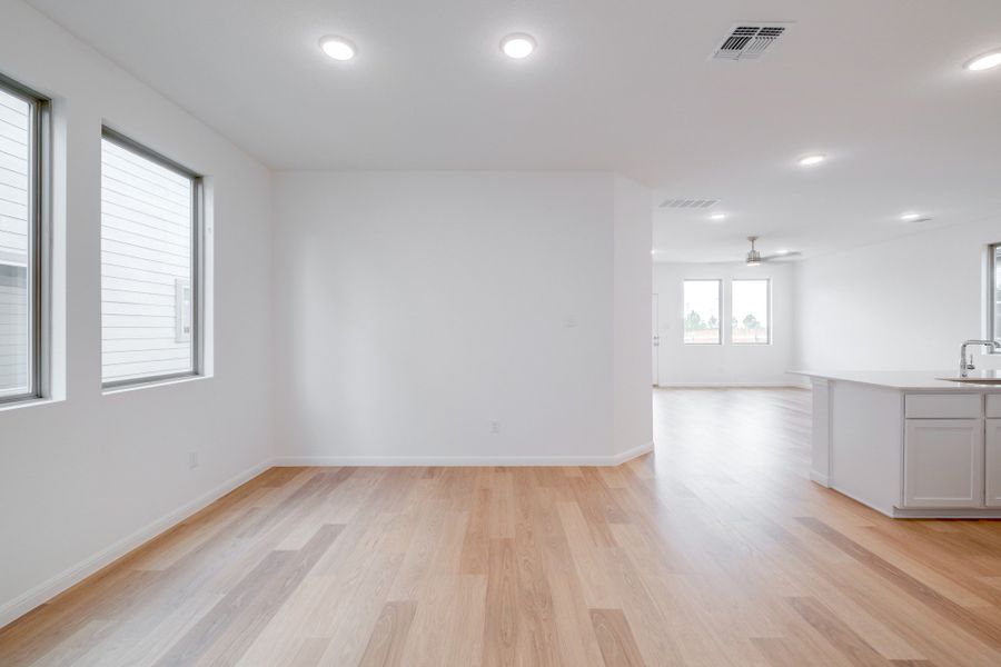 Spacious, unfurnished interior of a new home in Trinity Ranch, Elgin (Image 16).