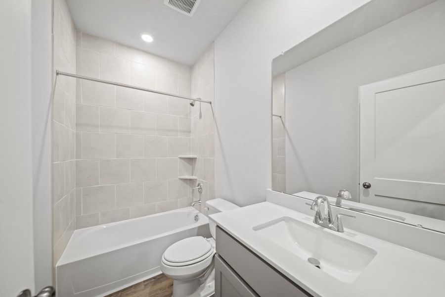 Furnished interior view inside a new home in Valor Park, Bay City (Image 7).