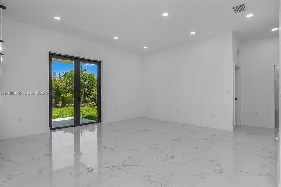 Spacious, unfurnished interior of a new home in , Cape Coral (Image 23).