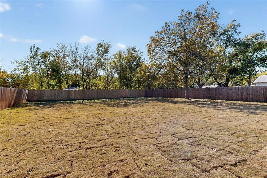 Exterior details and patio area of a home in , Haltom City (Image 4).