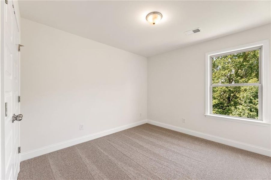 Spacious, unfurnished interior of a new home in Hellen Valley, Braselton (Image 19).