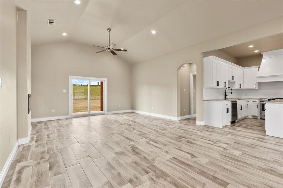 Spacious, unfurnished interior of a new home in , Granbury (Image 7).