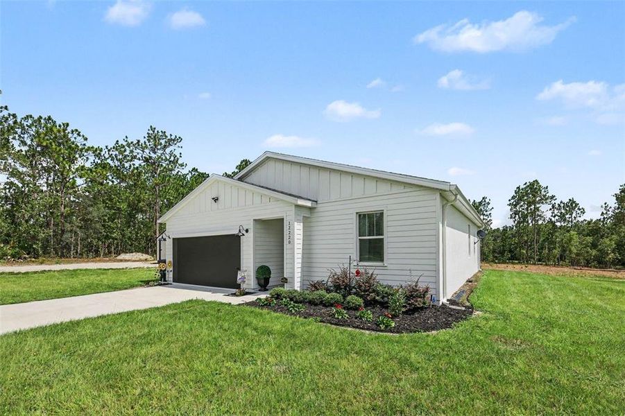 Front exterior of a new home in , Dunnellon, FL, highlighting curb appeal (Image 22).