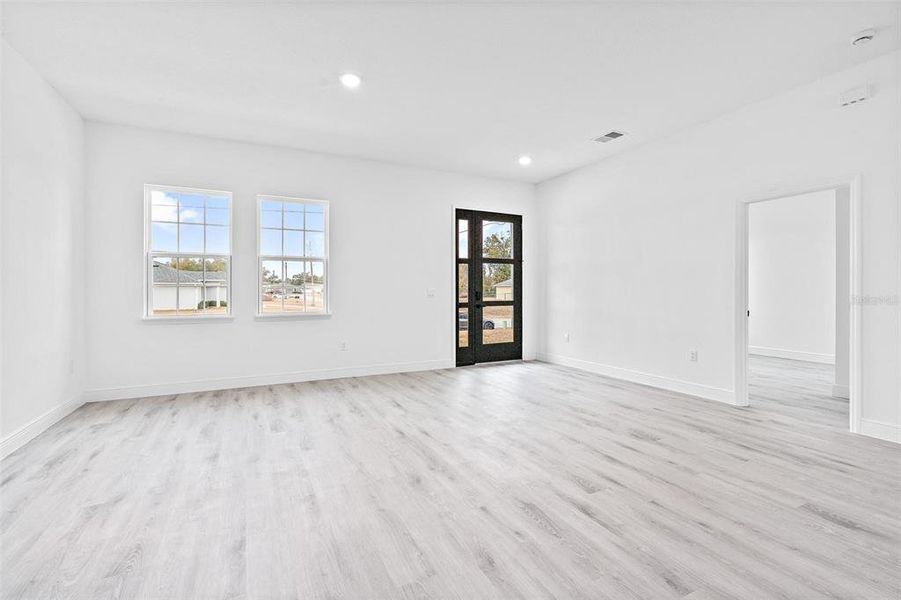 Spacious, unfurnished interior of a new home in , Ocala (Image 29).