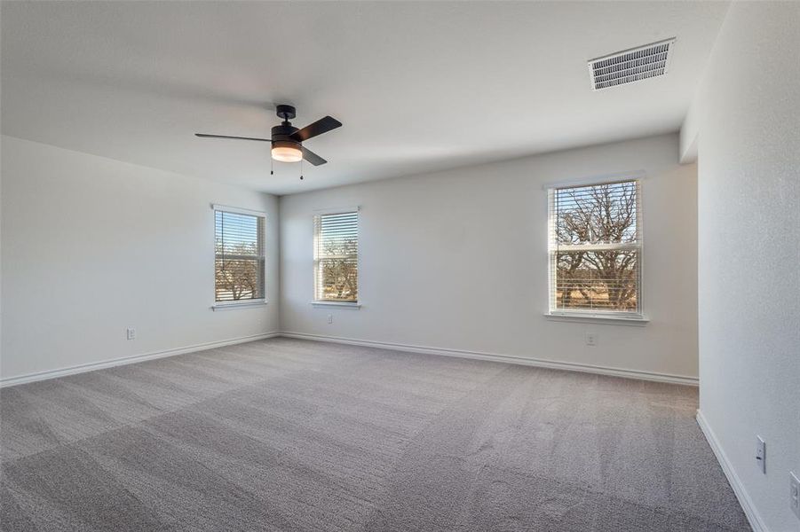 Spacious, unfurnished interior of a new home in Eagle Creek, Denton (Image 18).