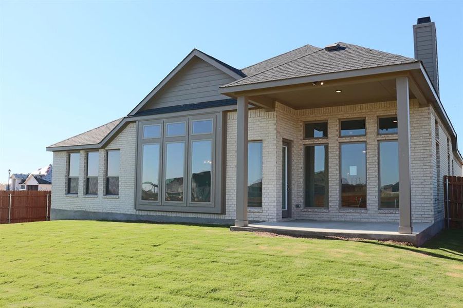 Exterior details and patio area of a home in Bull Hide Estates, Hewitt (Image 3).