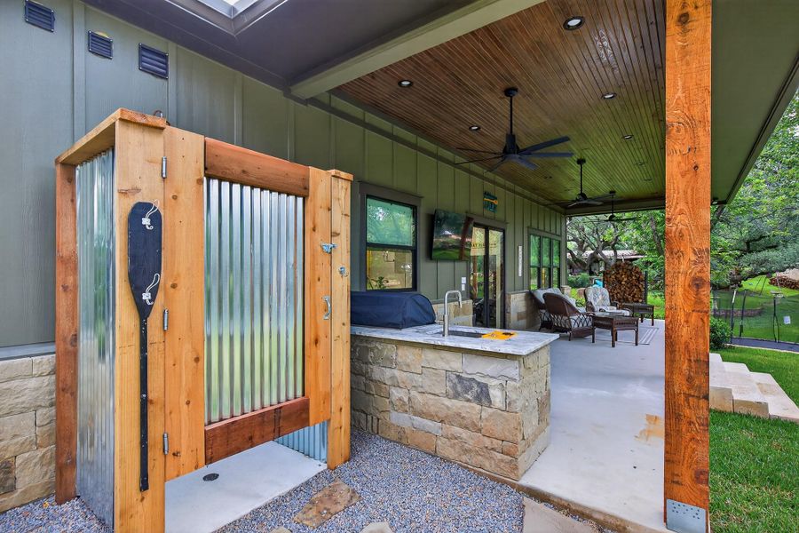 Exterior details and patio area of a home in , Kingsland (Image 18).