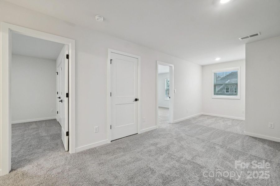 Spacious, unfurnished interior of a new home in Oak Grove Hill, Huntersville (Image 26).