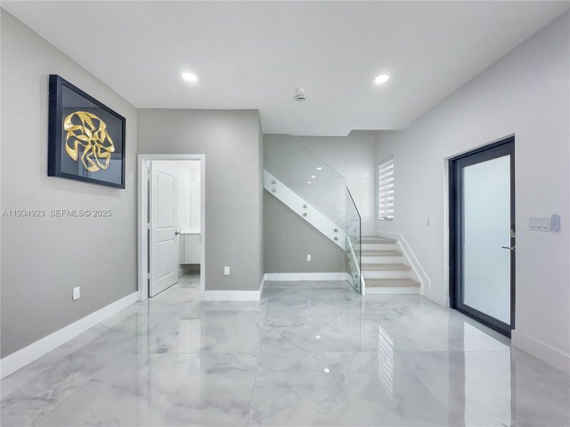 Spacious, unfurnished interior of a new home in , Doral (Image 21).