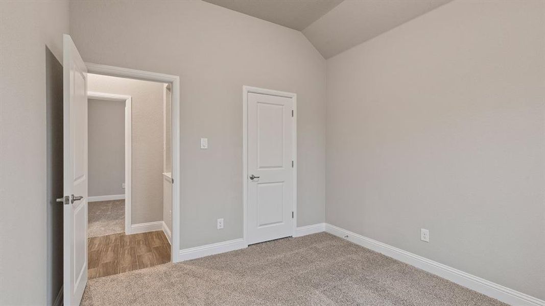 Spacious, unfurnished interior of a new home in Lakeview Pointe, Grand Prairie (Image 19).