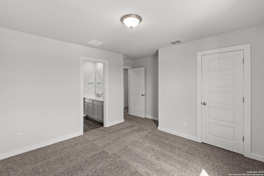 Spacious, unfurnished interior of a new home in The Meadows at Hunters Ranch, San Antonio (Image 28).