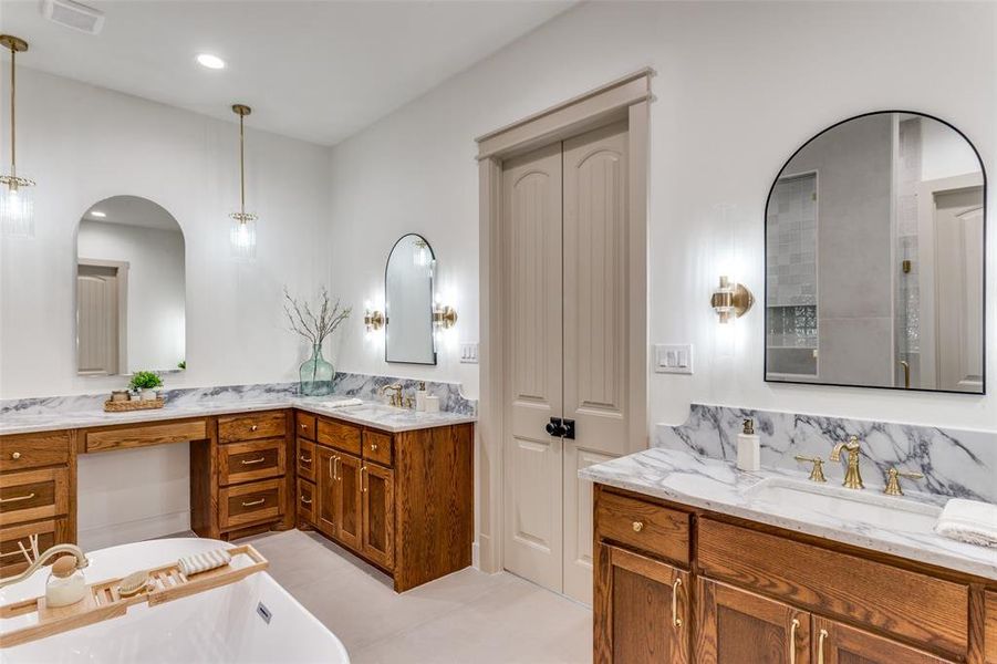 Furnished interior view inside a new home in , Waxahachie (Image 8).