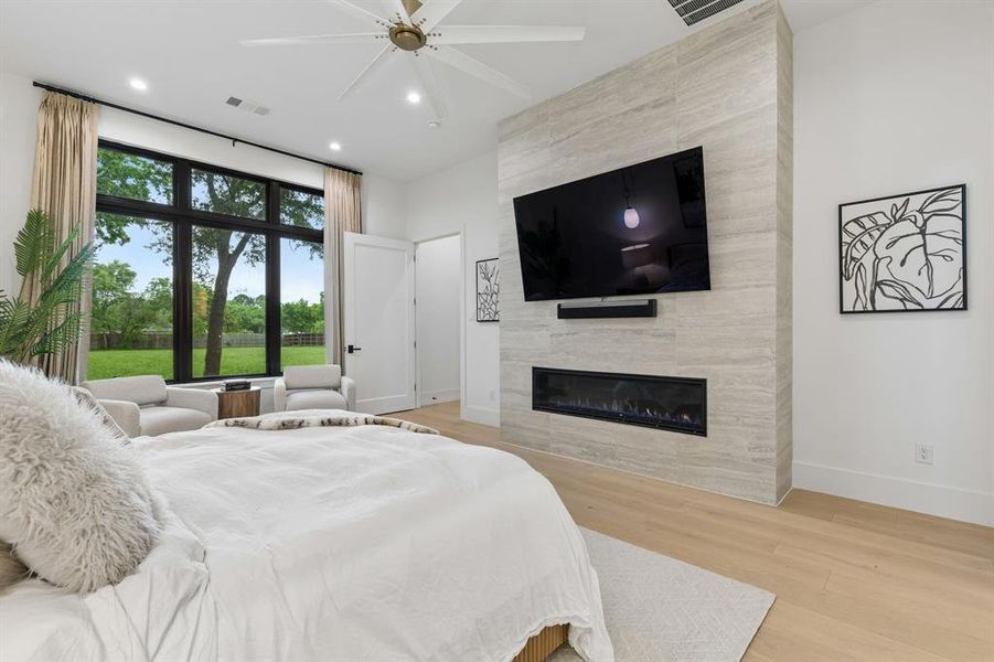 Furnished interior view inside a new home in , Colleyville (Image 16).