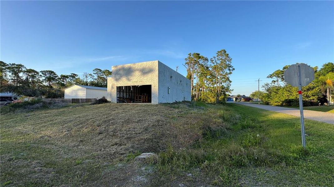 Exterior details and patio area of a home in , Port Charlotte (Image 3).