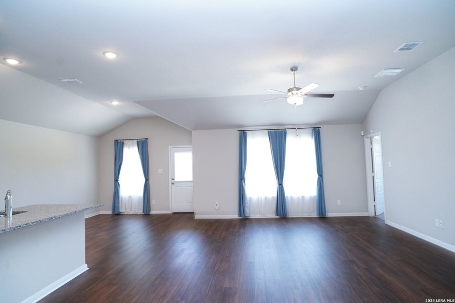 Spacious, unfurnished interior of a new home in Jordan's Ranch, San Antonio (Image 35).