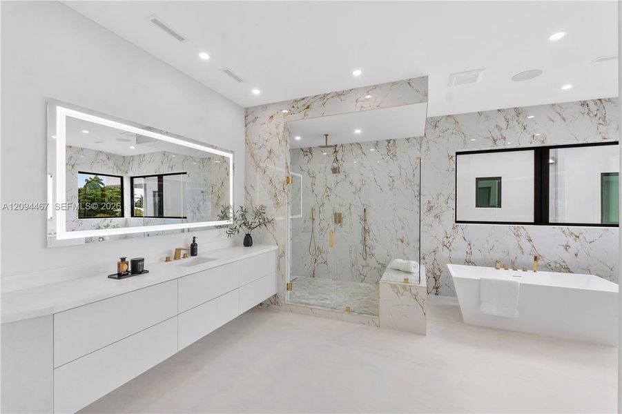 Master bathroom (second floor)