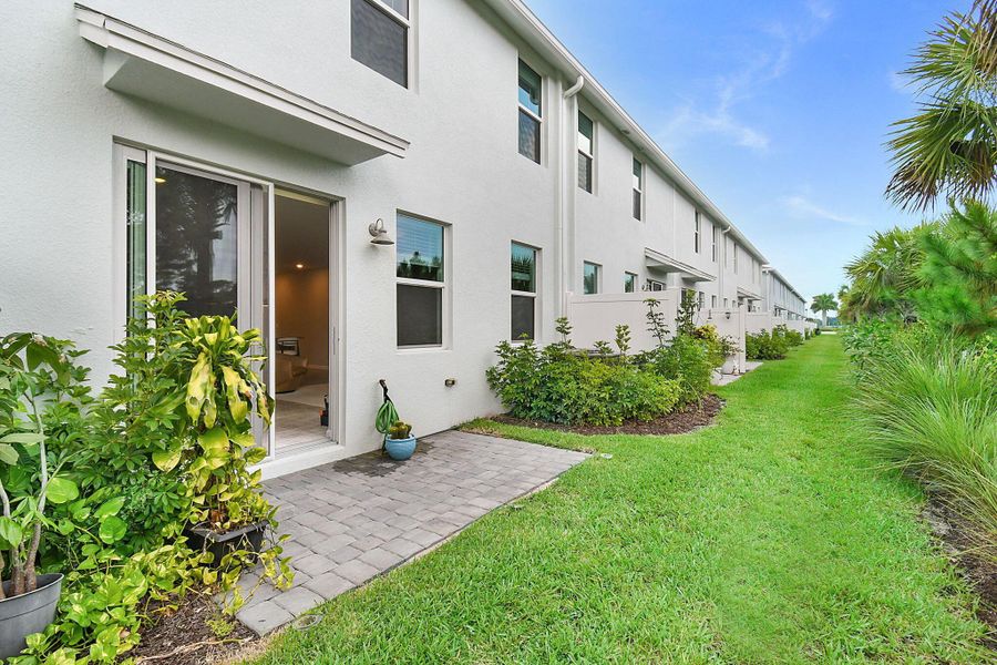 Exterior details and patio area of a home in Edgewater Pointe, Stuart (Image 1).
