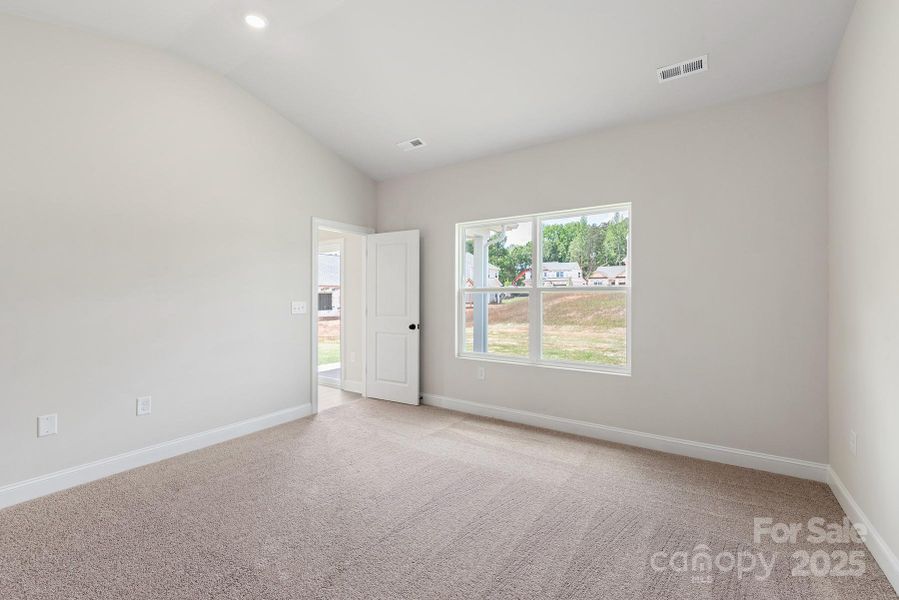 Spacious, unfurnished interior of a new home in Ascot Woods, Charlotte (Image 10).