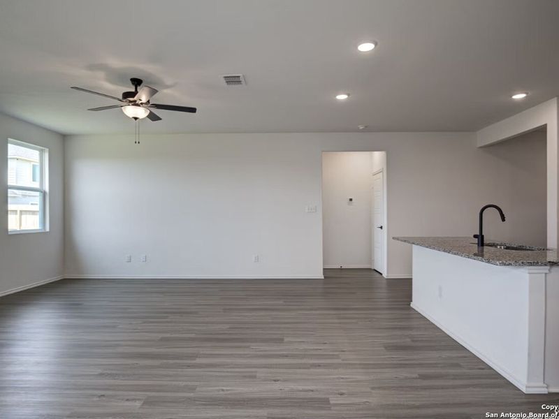 Spacious, unfurnished interior of a new home in Hannah Heights, Seguin (Image 15).