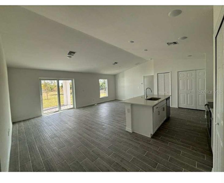 Spacious, unfurnished interior of a new home in , Cape Coral (Image 4).