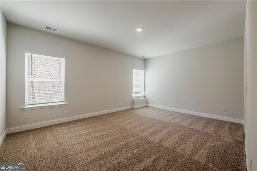 Spacious, unfurnished interior of a new home in Oakview Estates, Macon (Image 40).