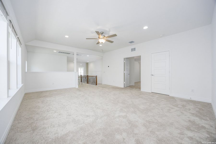 Spacious, unfurnished interior of a new home in Bison Ridge, San Antonio (Image 20).