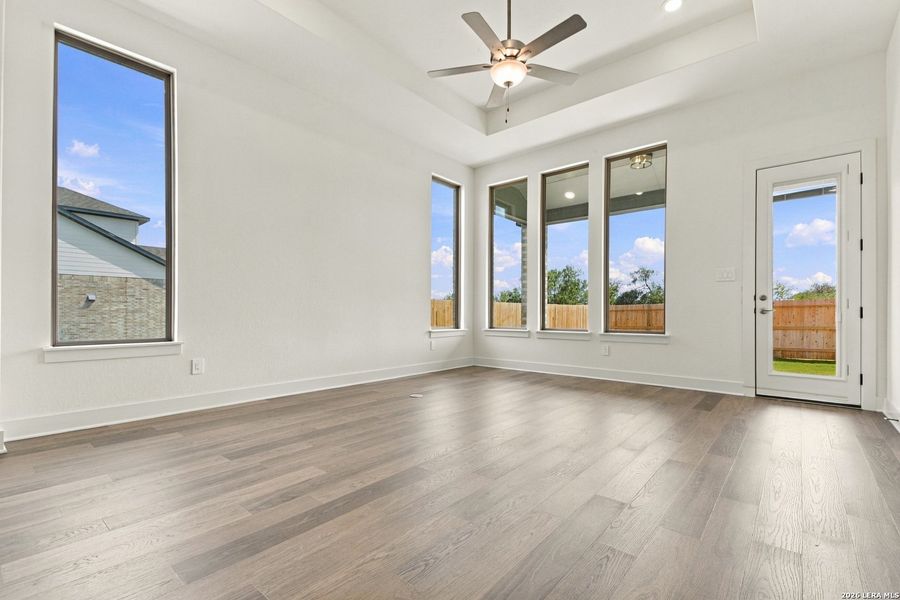 Spacious, unfurnished interior of a new home in Haby Hill 50s, San Antonio (Image 26).