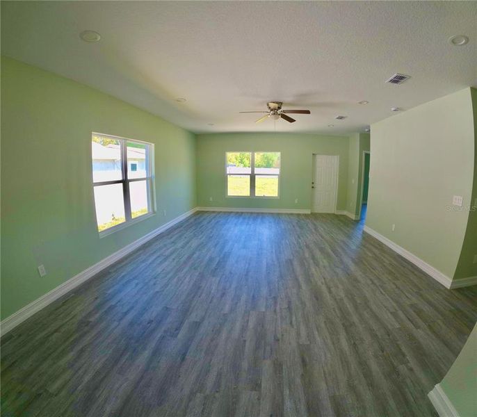 Spacious, unfurnished interior of a new home in , Tampa (Image 18).