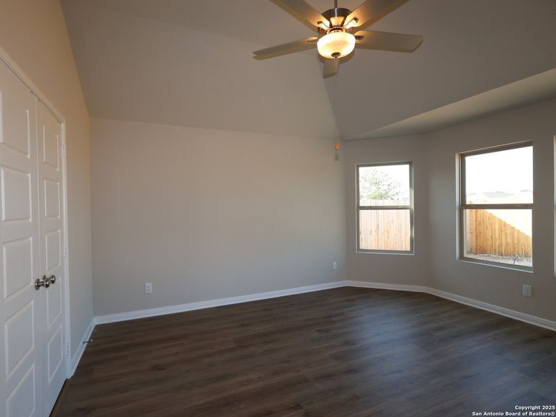 Spacious, unfurnished interior of a new home in Blue Ridge Ranch, San Antonio (Image 31).