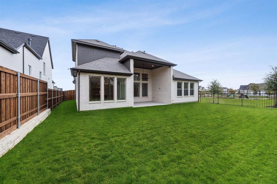 Featuring a spacious fenced back yard and covered patio, the entire family will enjoy great outdoor activities in this outstanding space!