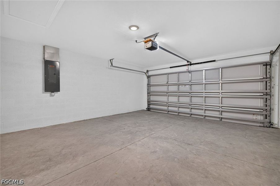 Spacious, unfurnished interior of a new home in Cape Coral, Cape Coral (Image 24).