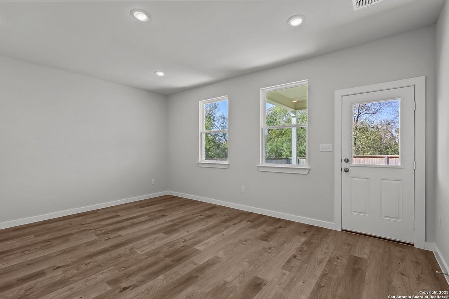 Spacious, unfurnished interior of a new home in Cinco Lakes, San Antonio (Image 32).