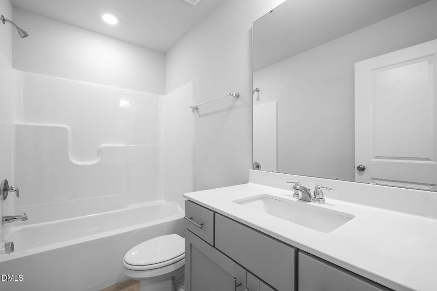 SUN_Sagecroft_Pic_Davidson_QMI_104_Bath2