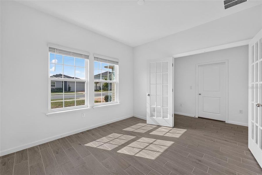 Spacious, unfurnished interior of a new home in Heath Preserve, Ocala (Image 20).