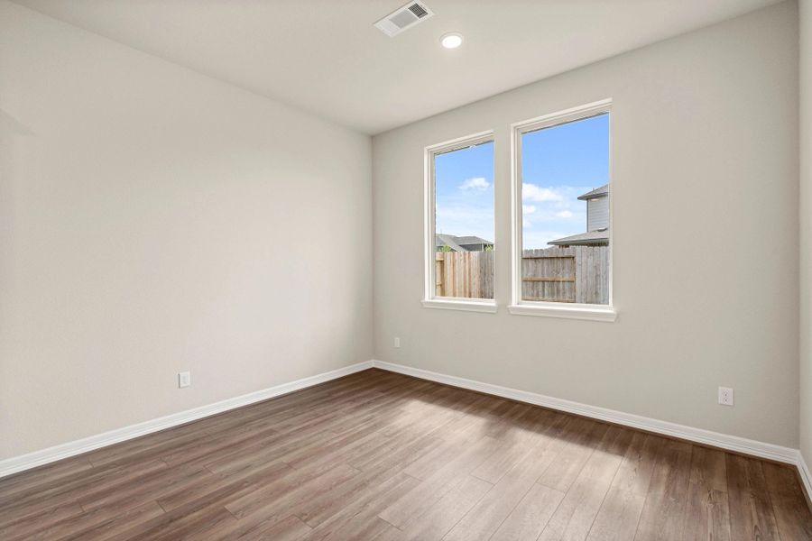 Spacious, unfurnished interior of a new home in Sunterra Lakes, Brookshire (Image 13).