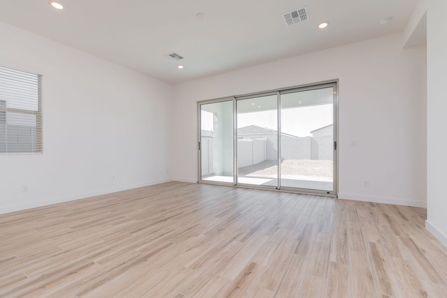 Spacious, unfurnished interior of a new home in Terraza, San Tan Valley (Image 7).