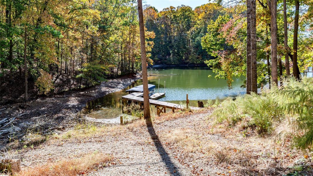 Natural landscape and outdoor views near in Statesville (Image 4). Natural landscape and outdoor views near in Statesville (Image 4).