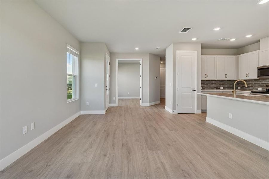 Spacious, unfurnished interior of a new home in North River Ranch – Townhomes, Parrish (Image 42).