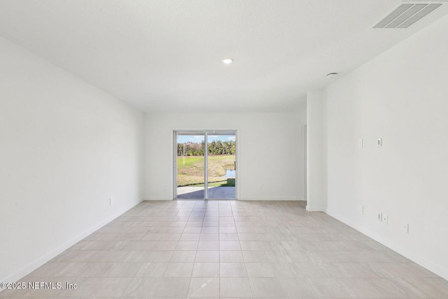 Spacious, unfurnished interior of a new home in Azalea Creek, Jacksonville (Image 18).